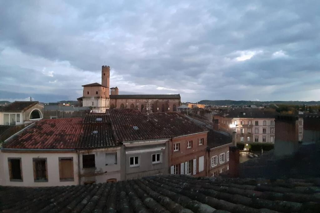 Appartement Exceptionnel 4 Etoiles Hyper Centre Albi 65 M2 Au 4Eme Etage Sans Ascenseur Avec Une Tour Du 12Eme Siecle Bagian luar foto